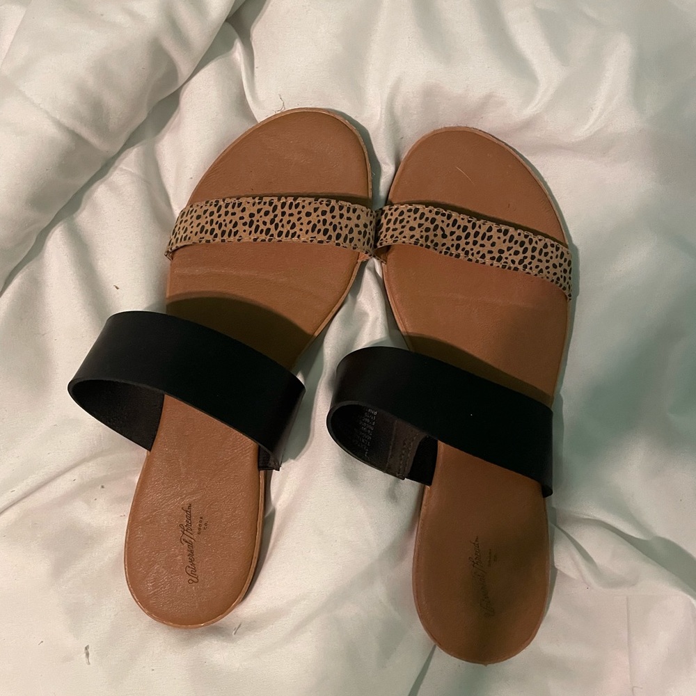 Universal thread sandals. Lightly worn!